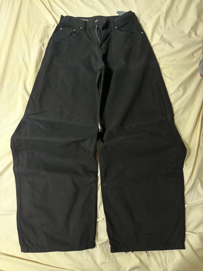 Zara Black Flared Jeans (Category: Jeans) located in Manila. Submitted by gongonpo (Listing ID 1464332721, Image 1). Description: - Black wide leg pants - Relaxed fit - Zipper fly - Raw, unfinished hem - Perfect for casual or streetwear looks - Versatile and easy to pair with various tops - Size 36 waist .