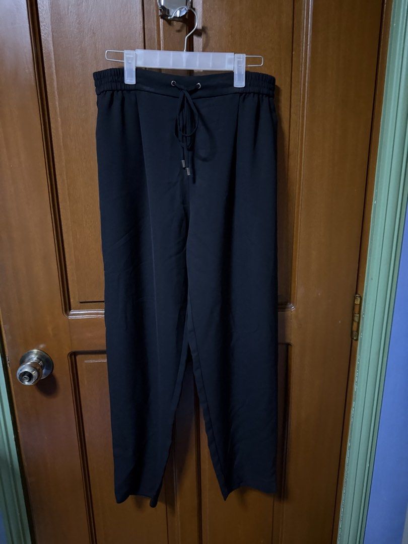 ZARA Black High Waisted Drawstring Wide Leg Pants M (Category: Jeans) located in Pasig City. Submitted by aprilluxcloset0812 (Listing ID 1464294753, Image 1). Description: - ZARA Black Wide Leg Pants - Size: Medium (M) - High-waisted with elasticated waistband and drawstring - Features side pockets - Made in Vietnam - Perfect for casual outings or dressing up RFS: decluttering EVERYTHING MUST GO‼️Just make a reasonable offer ❤️ All items ON HAND,