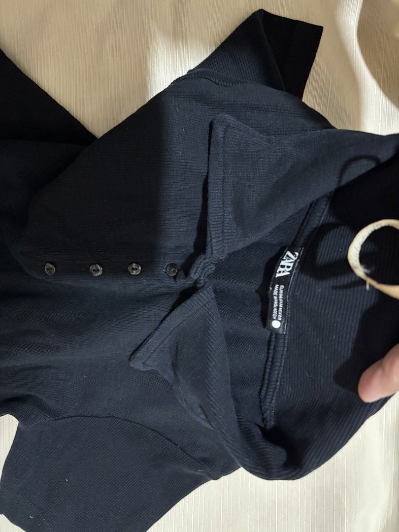 Zara Black Ribbed Collared Button Up Crop Top (Category: Shirts) located in Makati City. Submitted by issa124 (Listing ID 1464312445, Image 2). Description: - Zara black ribbed crop top - Collared neckline - Button-up front - Short sleeves - Versatile for pairing with high-waisted jeans or skirts - Comfortable and stylish for everyday wear - chest -13 inches when laid flat - given as a gift hindi nasuot kasi maliit sa daughter ko. -not kupas in a