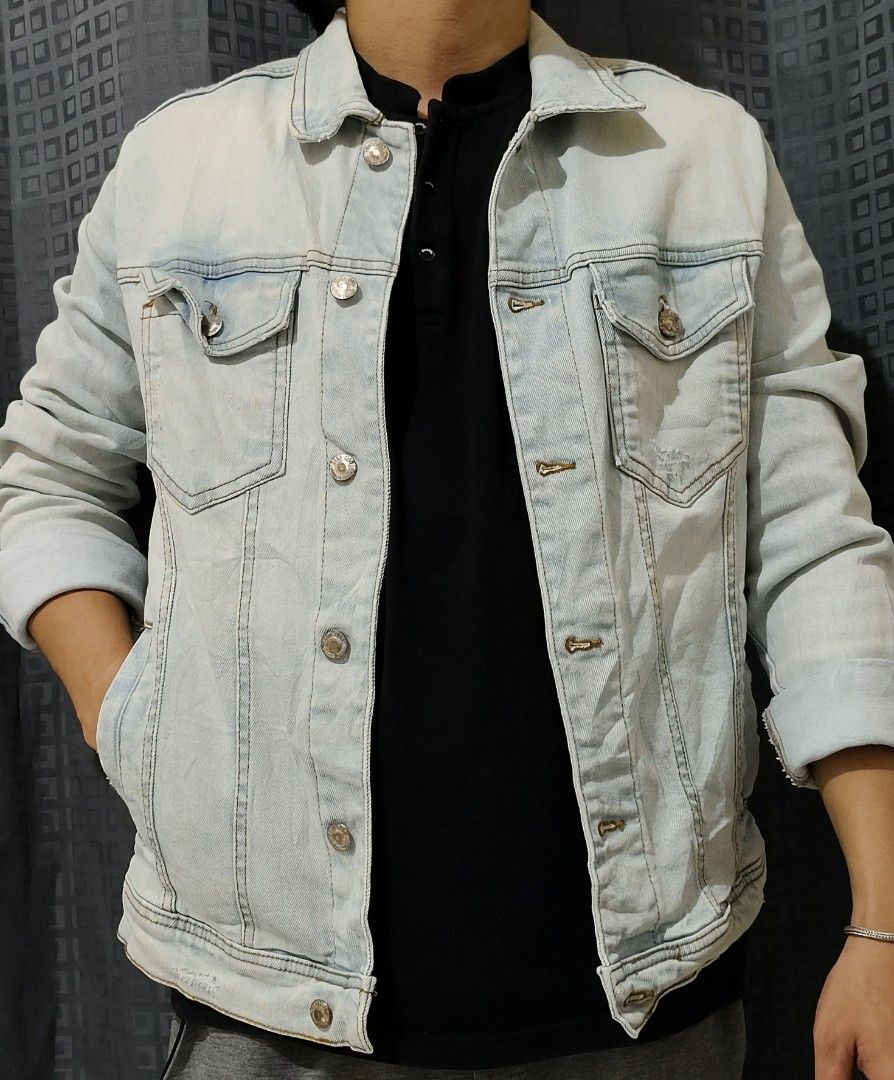 ZARA Light Wash Denim Jacket (Category: Coats, Jackets and Outerwear) located in Baguio. Submitted by sonny14 (Listing ID 1464184871, Image 1). Description: - Classic light wash denim jacket - Brand: ZARA - Button-up front - Two chest pockets - Ideal for layering - Size: EUR M / US AM MEX 40 - Made in Bangladesh.