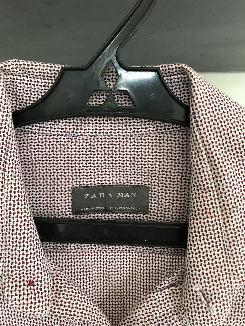 Zara Man Long Sleeve Button Up Shirt (Category: Tshirts & Polo Shirts ) located in Banga. Submitted by jorguarino (Listing ID 1464176074, Image 2). Description: - Zara Man Long Sleeve Shirt - Striking burgundy and white geometric pattern - Classic button-up front - Made in Spain - Size: EUR S / USA S / MEX 28 - Perfect for smart casual occasions.