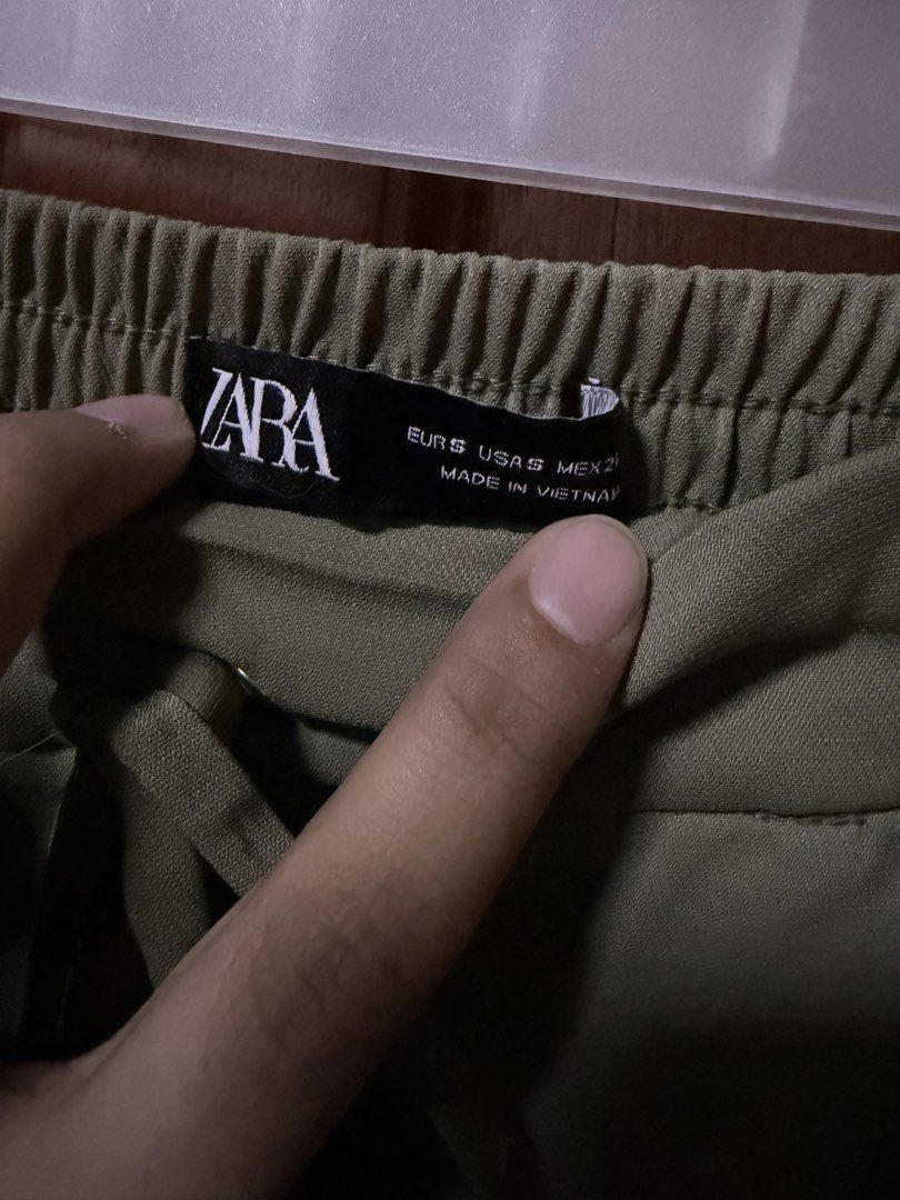 ZARA Olive Green Drawstring Waist Pants Size S (Category: Jeans) located in Pasig City. Submitted by aprilluxcloset0812 (Listing ID 1464294813, Image 2). Description: - Zara olive green pants - Comfortable elasticated drawstring waist - Straight leg cut with a slight slit at the hem - Made in Vietnam - Versatile for casual and smart-casual outfits - Ideal everyday wear RFS: decluttering EVERYTHING MUST GO‼️Just make a reasonable offer ❤️ All item