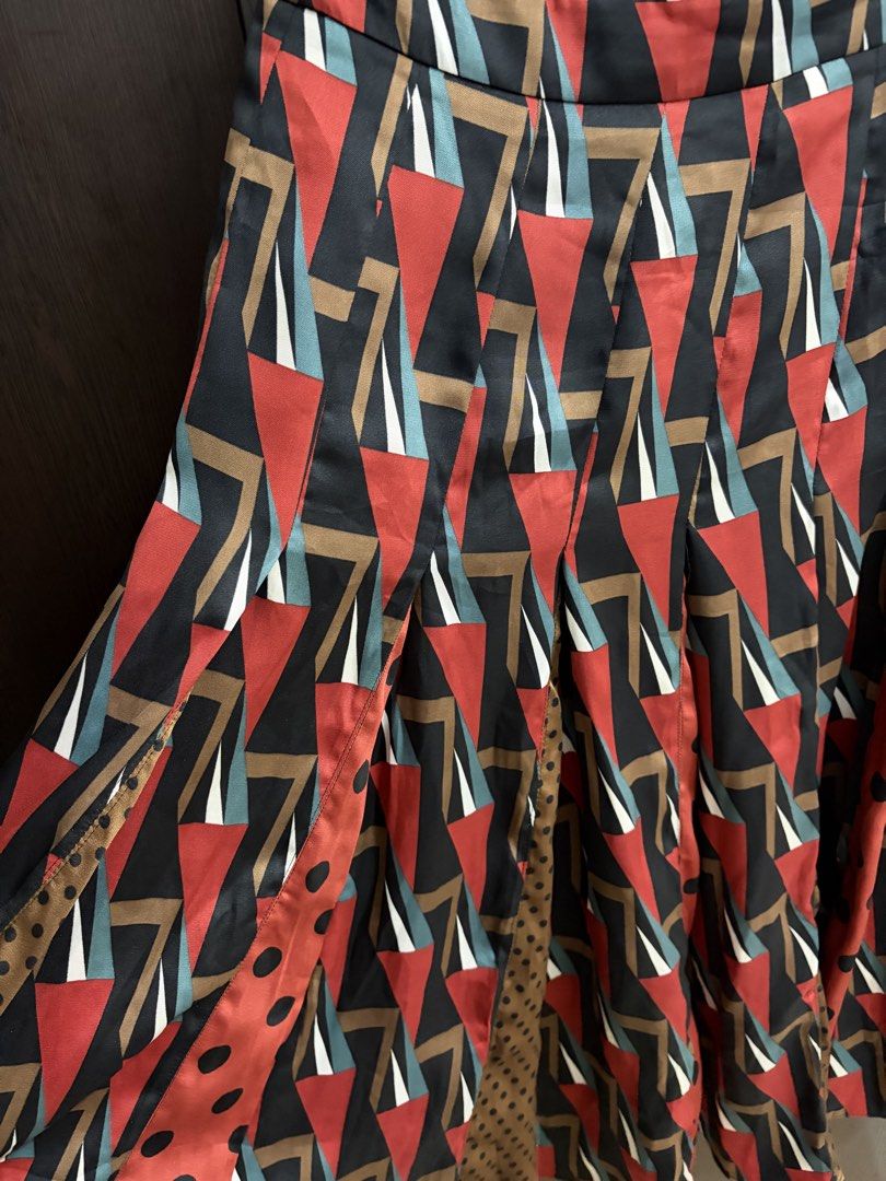 Zara Skirt (Category: Skirts) located in Manila. Submitted by kloseta_manila (Listing ID 1464279509, Image 2). Description: Zara skirt With small flaw at the back but can be fixed and sown. Waist: 28 inches Length: 32 inches .
