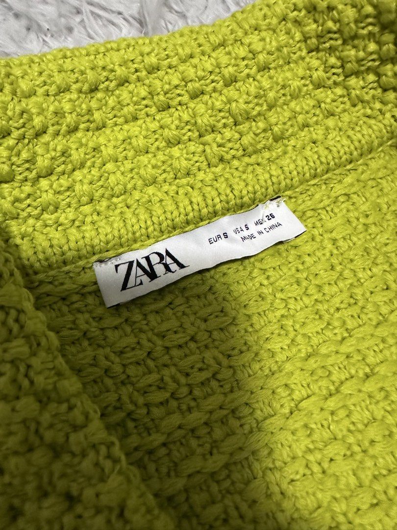 Zara Textured Double-Breasted Cropped Jacket Lime Green (Category: Coats, Jackets and Outerwear) located in Batangas. Submitted by kulilayfinds (Listing ID 1464222987, Image 3). Description: A personal favorite! So pretty! - Zara cropped jacket - Textured lime green knit fabric - Double-breasted front with 4 buttons - Two front pockets - Collared neckline - Estimated size: Small (S) - Approximate length: 17 inches (shoulder to hem) - Ideal for la