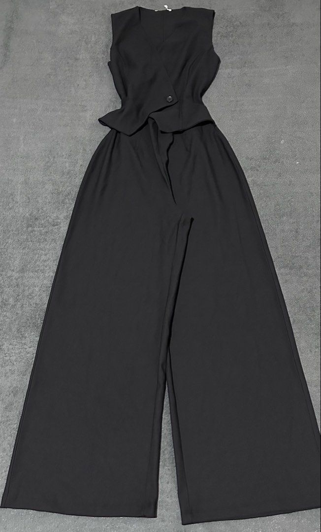 Zara Vest Jumpsuit (Category: Jumpsuits) located in Cabanatuan. Submitted by fitsby.el (Listing ID 1464281331, Image 1). Description: bnew over🏃🏻 cut tag.