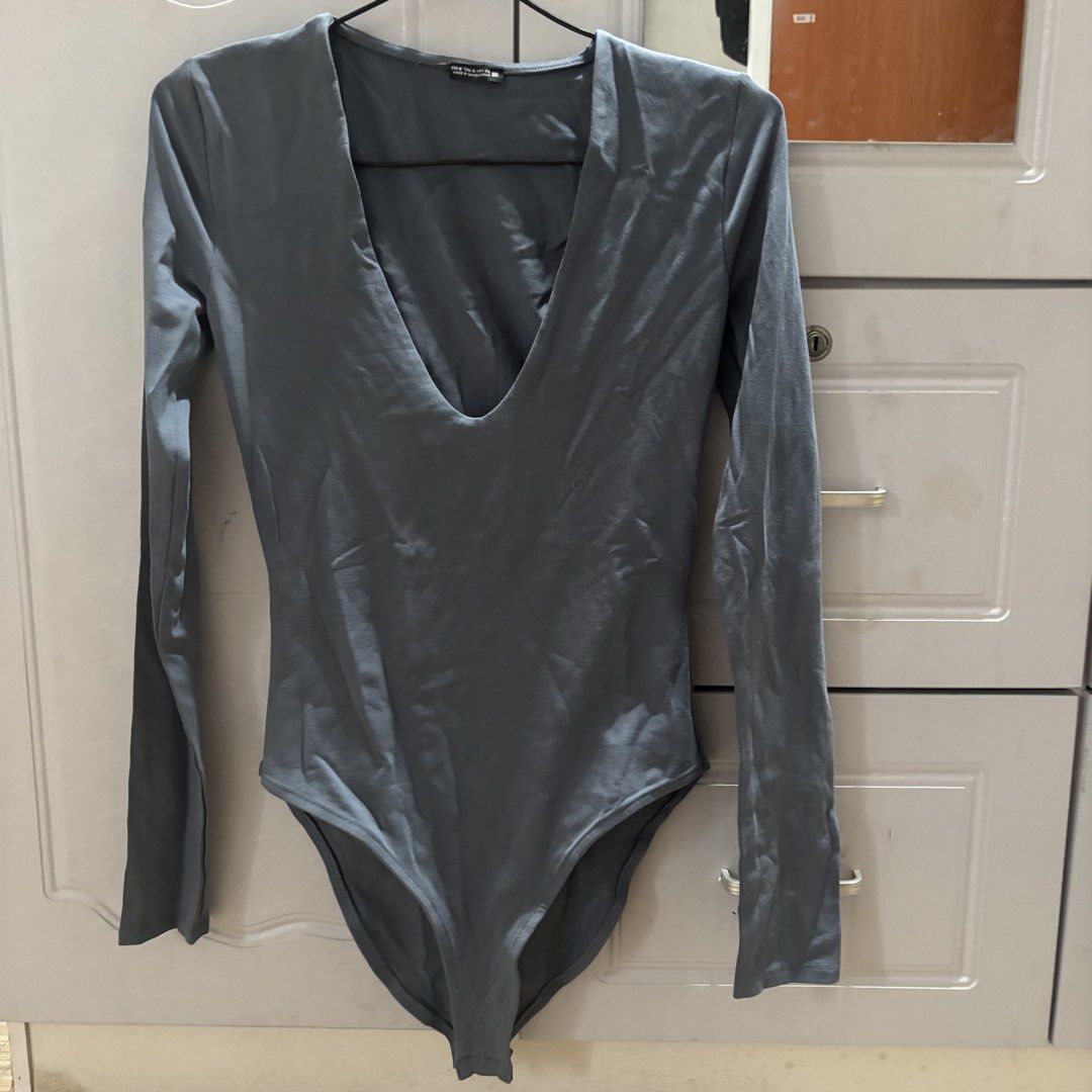 Zara Vneck Double Lining Bodysuit (Category: Longsleeves) located in Binan City. Submitted by mypreloved_haul (Listing ID 1464203518, Image 1). Description: need to stitch repairable flaws.