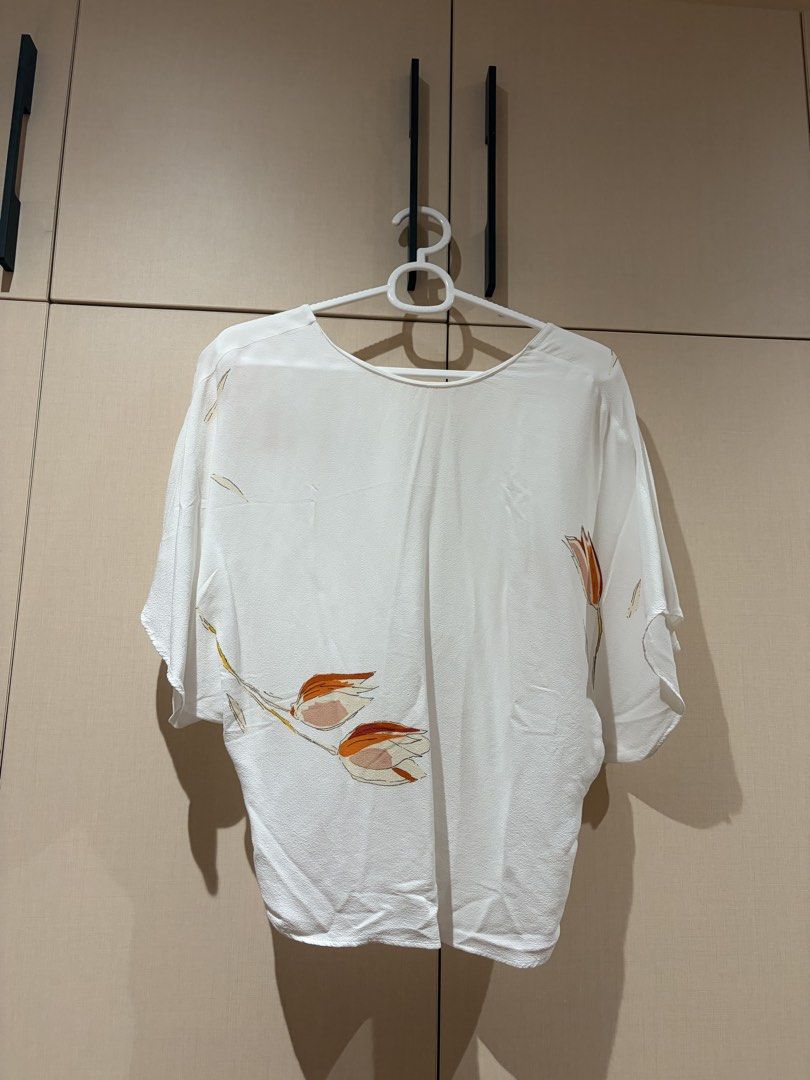 Zara White Blouse with Tulip Print (Category: Blouses) located in Davao. Submitted by kandengpasabuy (Listing ID 1464253761, Image 1). Description: rfs: decluttering 📍davao 📦 spx express.