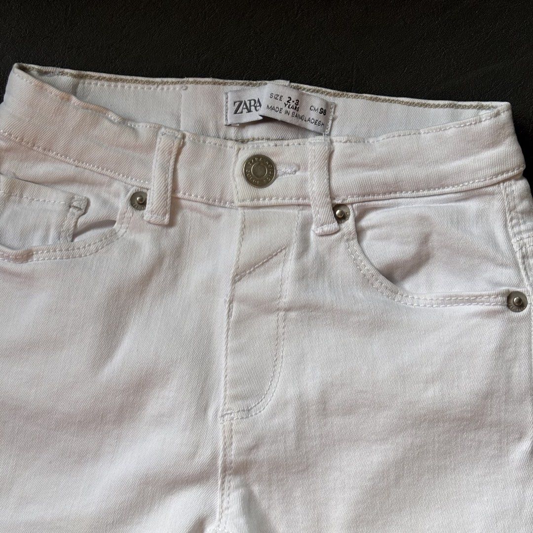 Zara White Denim Shorts (Category: Babies & Kids Fashion) located in Mati. Submitted by sharieeng (Listing ID 1464148639, Image 2). Description: - Zara white denim shorts - Classic five-pocket style - Button and zip closure - Made in Bangladesh - Versatile for everyday wear, pairs easily with any top.