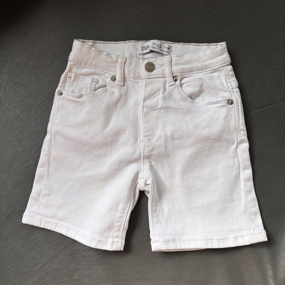 Zara White Denim Shorts (Category: Babies & Kids Fashion) located in Mati. Submitted by sharieeng (Listing ID 1464148639, Image 1). Description: - Zara white denim shorts - Classic five-pocket style - Button and zip closure - Made in Bangladesh - Versatile for everyday wear, pairs easily with any top.
