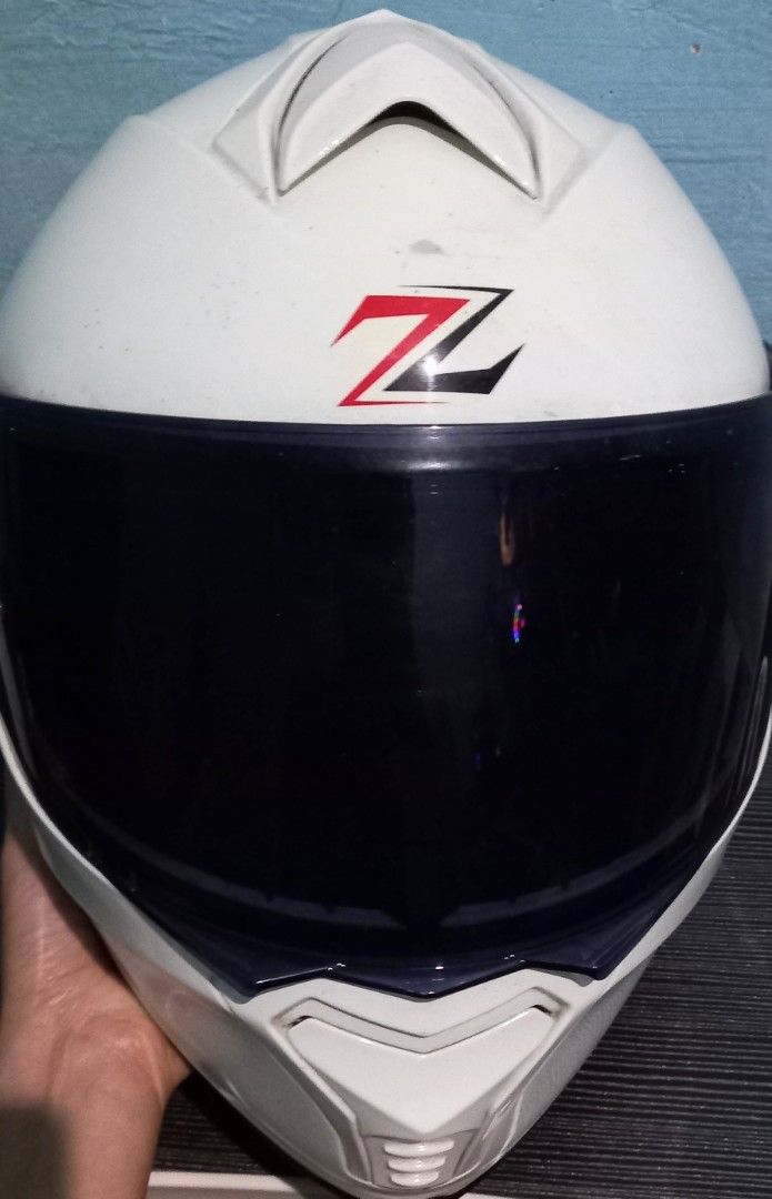 Zebra Ritzy Full Face Helmet XL DOT ECE Certified White (Category: Bicycles) located in Pasig City. Submitted by prinsesaaah (Listing ID 1464170608, Image 3). Description: - White Zebra Ritzy Full Face Helmet - Size: XL (fits 61-62cm head circumference) - Safety Certified: DOT and ECE approved - Features: Tinted visor - Condition: Good, with minor scuffs from storage - No Box.