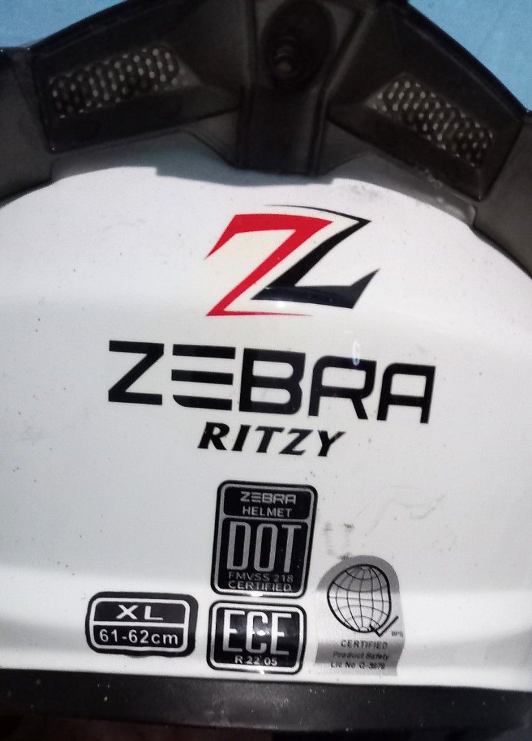 Zebra Ritzy Full Face Helmet XL DOT ECE Certified White (Category: Bicycles) located in Pasig City. Submitted by prinsesaaah (Listing ID 1464170608, Image 1). Description: - White Zebra Ritzy Full Face Helmet - Size: XL (fits 61-62cm head circumference) - Safety Certified: DOT and ECE approved - Features: Tinted visor - Condition: Good, with minor scuffs from storage - No Box.