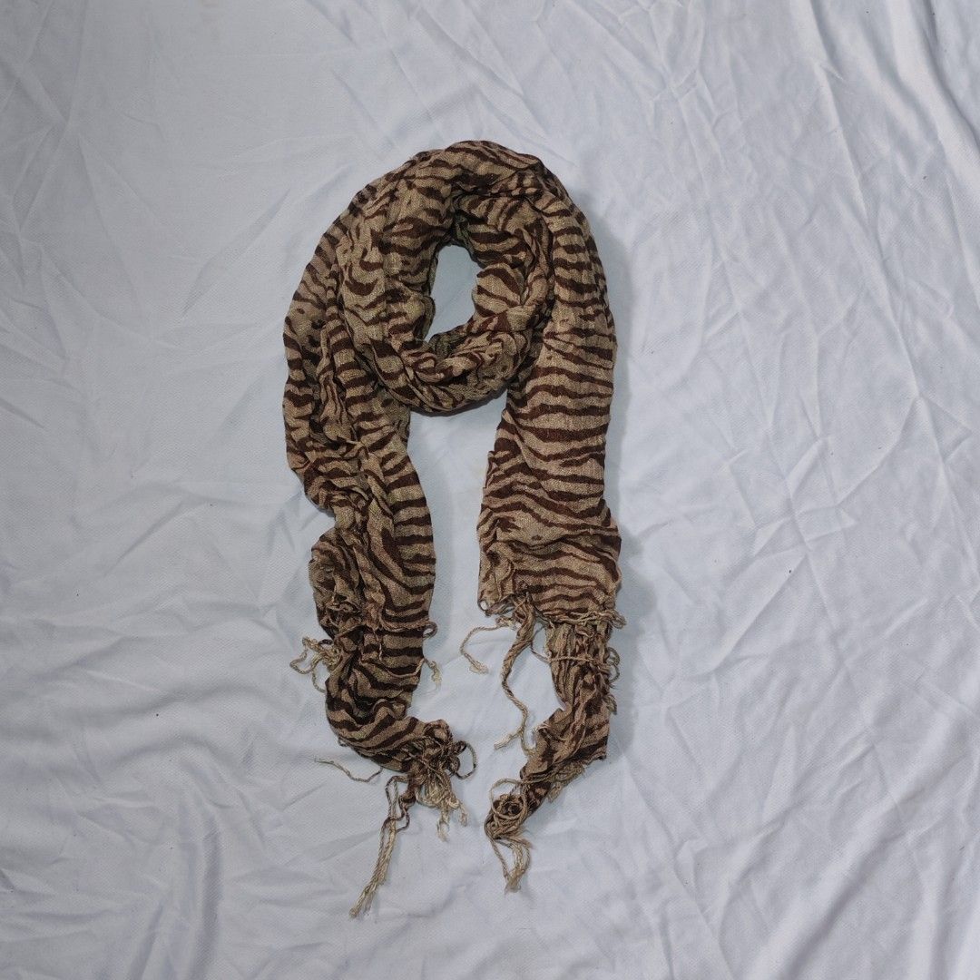 Zebra Scarf (Category: Activewear) located in Manila. Submitted by thrifttriplangnigio (Listing ID 1464207875, Image 1). Description: ZEBRA- BEIGE STRIPE SCARF No Issue Excellent Condition 150+sf💵 only MOD:JNT EXPRESS MOP:GCASH LOC:NORTH CALOOCAN📍 DM ME IF INTERESTED.