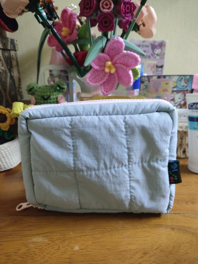 10/10 Cloud Pouch Organizer - Grey (Category: Purses & Pouches) located in Quezon City. Submitted by alexandrab_ (Listing ID 1464423428, Image 2). Description: - Grey quilted pouch with a cute pink zipper. - Compact size: 15 x 18 cm. - Ideal for organizing makeup, stationery, or travel essentials. - Multiple compartments inside for easy storage and categorization. - Stylish and practical design. 📍Quezon City PM for more details! 💗.