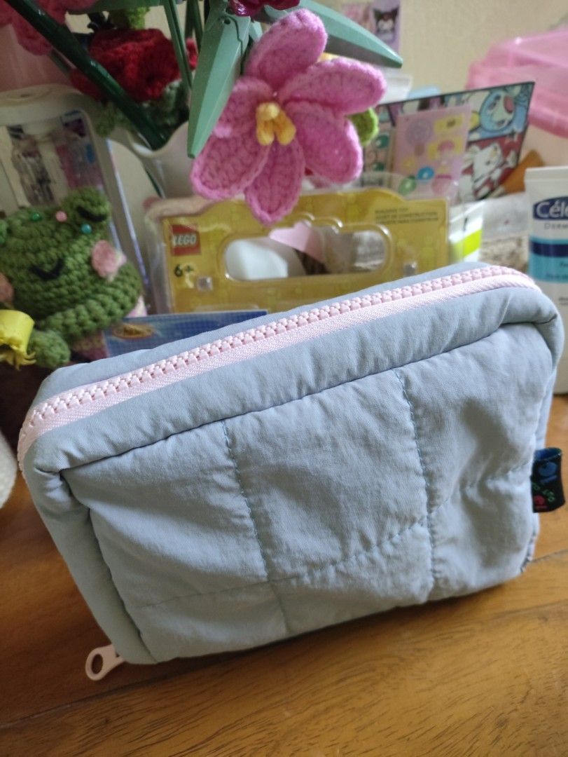 10/10 Cloud Pouch Organizer - Grey (Category: Purses & Pouches) located in Quezon City. Submitted by alexandrab_ (Listing ID 1464423428, Image 3). Description: - Grey quilted pouch with a cute pink zipper. - Compact size: 15 x 18 cm. - Ideal for organizing makeup, stationery, or travel essentials. - Multiple compartments inside for easy storage and categorization. - Stylish and practical design. 📍Quezon City PM for more details! 💗.