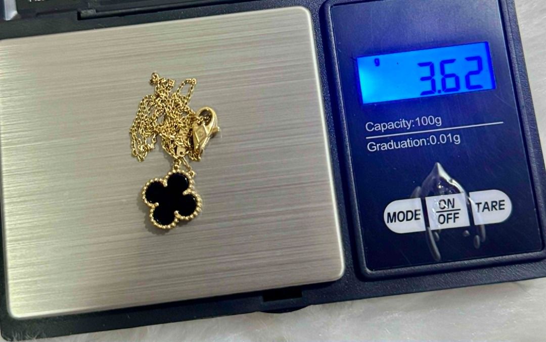 18K gold HK setting with onyx clover (Category: Necklaces) located in Caloocan City. Submitted by nathantan15.sellingph (Listing ID 1464503714, Image 2). Description: • HK setting, 18K yellow gold • Total weight: 3.62 grams • Design: with Onyx stone, 12mm, adjustable 18-19 inches • Condition: very good, but with minimal signs of use • With box and travel pouch • V*A brand mirror copy Can do meet-up in Las Piñas or Pasig depending on schedule and/