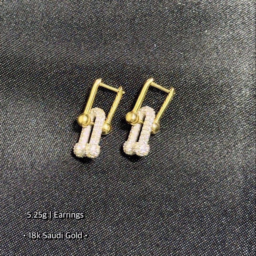 18k Saudi Gold Earrings Hardware Link Dangling (Category: Earrings) located in Cebu City. Submitted by puff_crush (Listing ID 1464554591, Image 1). Description: - Genuine 18k Saudi Gold earrings - Total weight: 5.25 grams - Adorned with sparkling zircon.