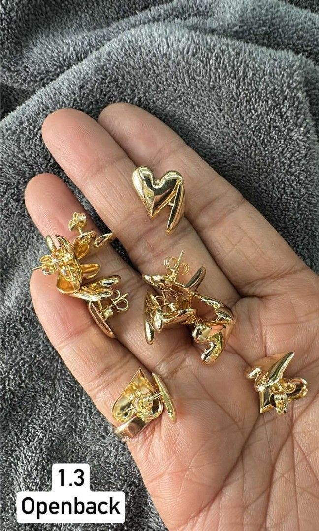 18k Saudi gold heart earrings (Category: Earrings) located in Manila. Submitted by bhelgoldseller2ndaccount (Listing ID 1464368020, Image 1). Description: New!!✨New!!✨New!! Authentic 18k Saudi Golds 💯pawnable/naisasanla 💯with high appraisal rate 💯good investment 💯Direct supplier price 👉OPEN for resellers 🌺please take time to evaluate their actual sizes and grams 👉Best panggift for all occasions ✅ Sold per grams not per piece Kya lowest pri