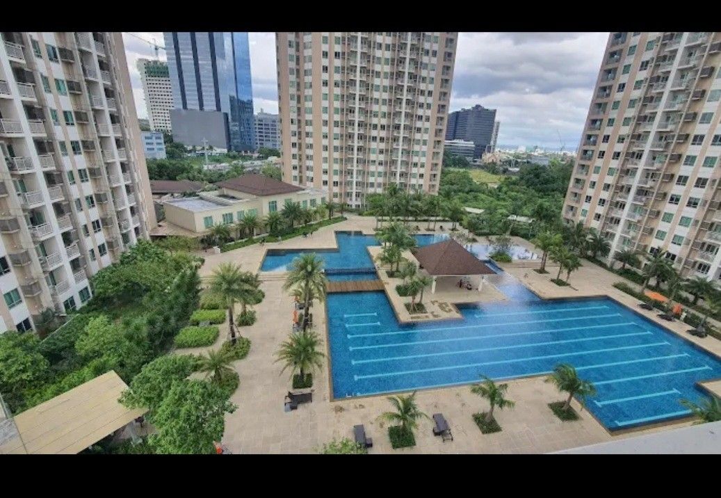 1 BR RENT !! Grove Rockwell (Category: Apartments & Condos) located in Makati City. Submitted by cielo2107 (Listing ID 1464461058, Image 1). Description: The Grove Rockwell C5, Pasig City 21dt flr Tower F 41 sqmtr 1 BR 1 Toilet & Bath AC Electric Stove Water Heater NO PARKING 30K Inclusive of Assoc. Dues. WILLING TO FURNISH for 35k a month with Assoc. dues included Includes: Queen Size Bed / Dinning Table for 4 pax/ Refrigerator/ Electrive stove/