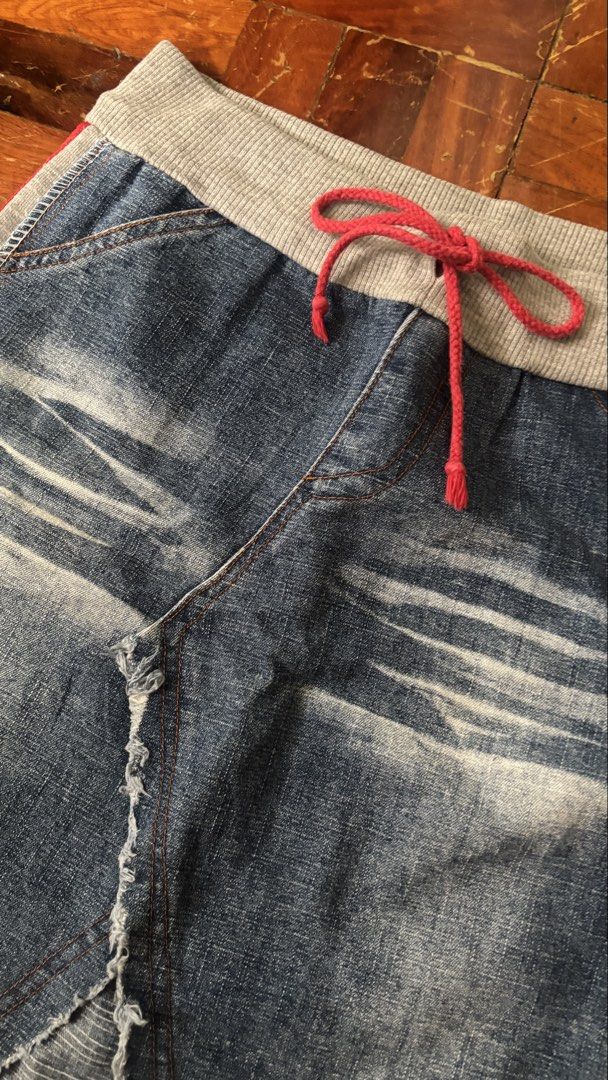 2000’s skirt (Category: Skirts) located in Bacoor. Submitted by rerunph (Listing ID 1464370584, Image 1). Description: .