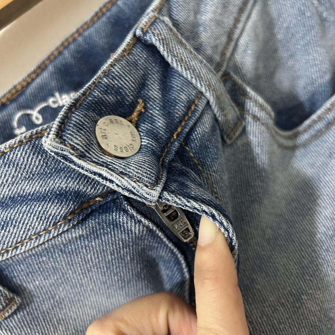 [26”] ART CLASS Stretch Distressed Relaxed Denim Shorts (Category: Shorts) located in Tanza. Submitted by shop_qrated (Listing ID 1464449547, Image 3). Description: ART CLASS Stretch Distressed Relaxed Denim Shorts. Fits 26” waistline. Mid-semi high rise. Clean and ready to wear..