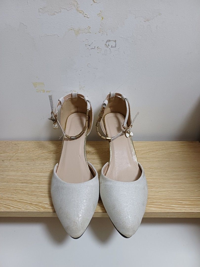 2nd Hand Shiny White Textured Ankle Strap Heels (Category: Heels) located in Manila. Submitted by kate92653 (Listing ID 1464549587, Image 2). Description: 2ND HAND WOMEN'S SHINY WHITE HEELS SIZE 39 - Used only once or twice - Shiny white textured heels - Pointed toe - Ankle strap with buckle closure - 3 inch heel - Small pearl detail MOP: GCash, Maribank, Cash (only for meet-up) MOD: Meet-up, SDD Couriers, JnT, LBC, (SF will be shouldered by the 