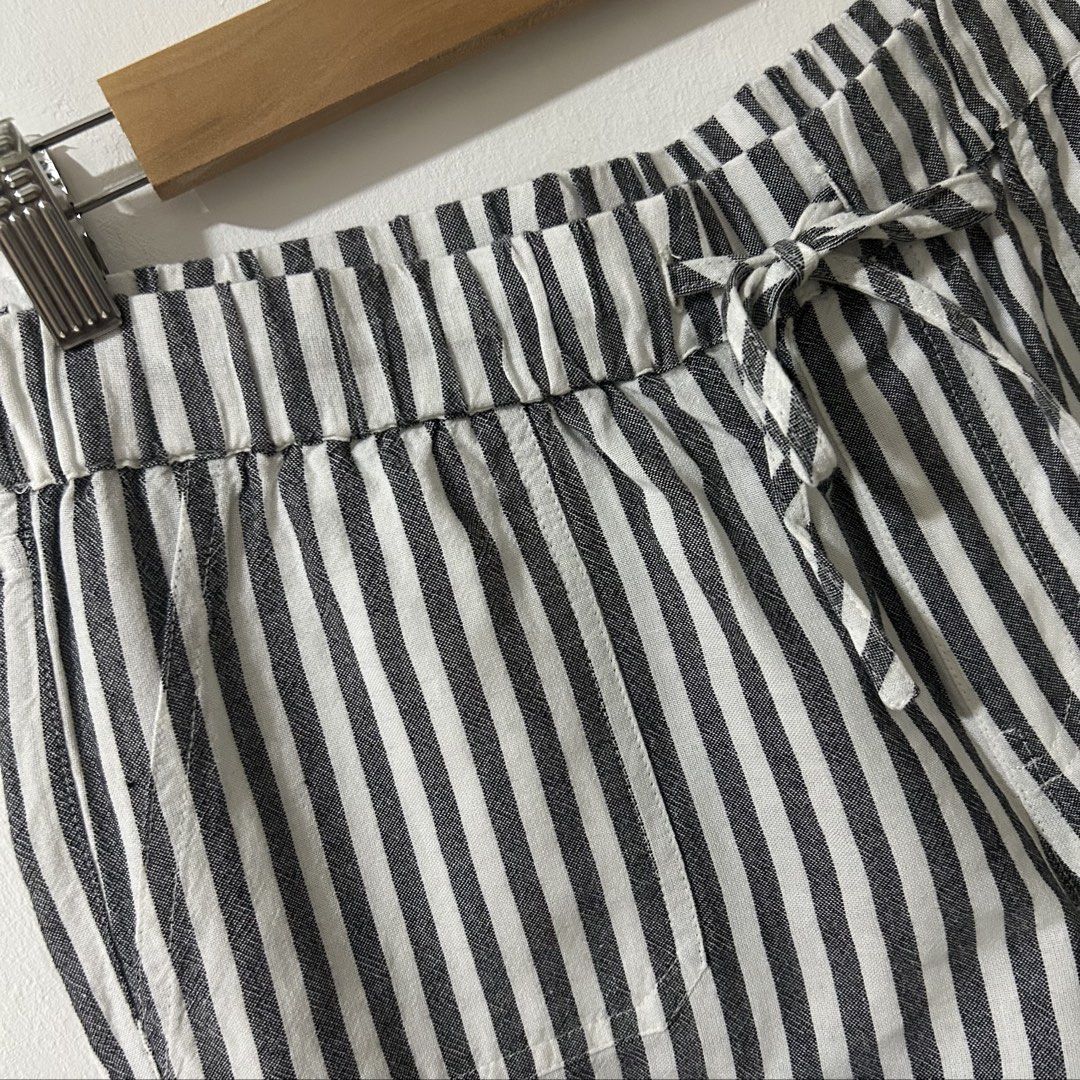 [30-32”] VOLCOM Viscose Cotton Blend Striped Pull On Drawcord Rolled Cuff Shorts (Category: Shorts) located in Tanza. Submitted by shop_qrated (Listing ID 1464427782, Image 3). Description: VOLCOM Viscose Cotton Blend Striped Pull On Drawcord Rolled Cuff Shorts. Fits 30-32” waistline via medida. Clean and ready to wear. Please see photos for the flaw (inner flaw only)..