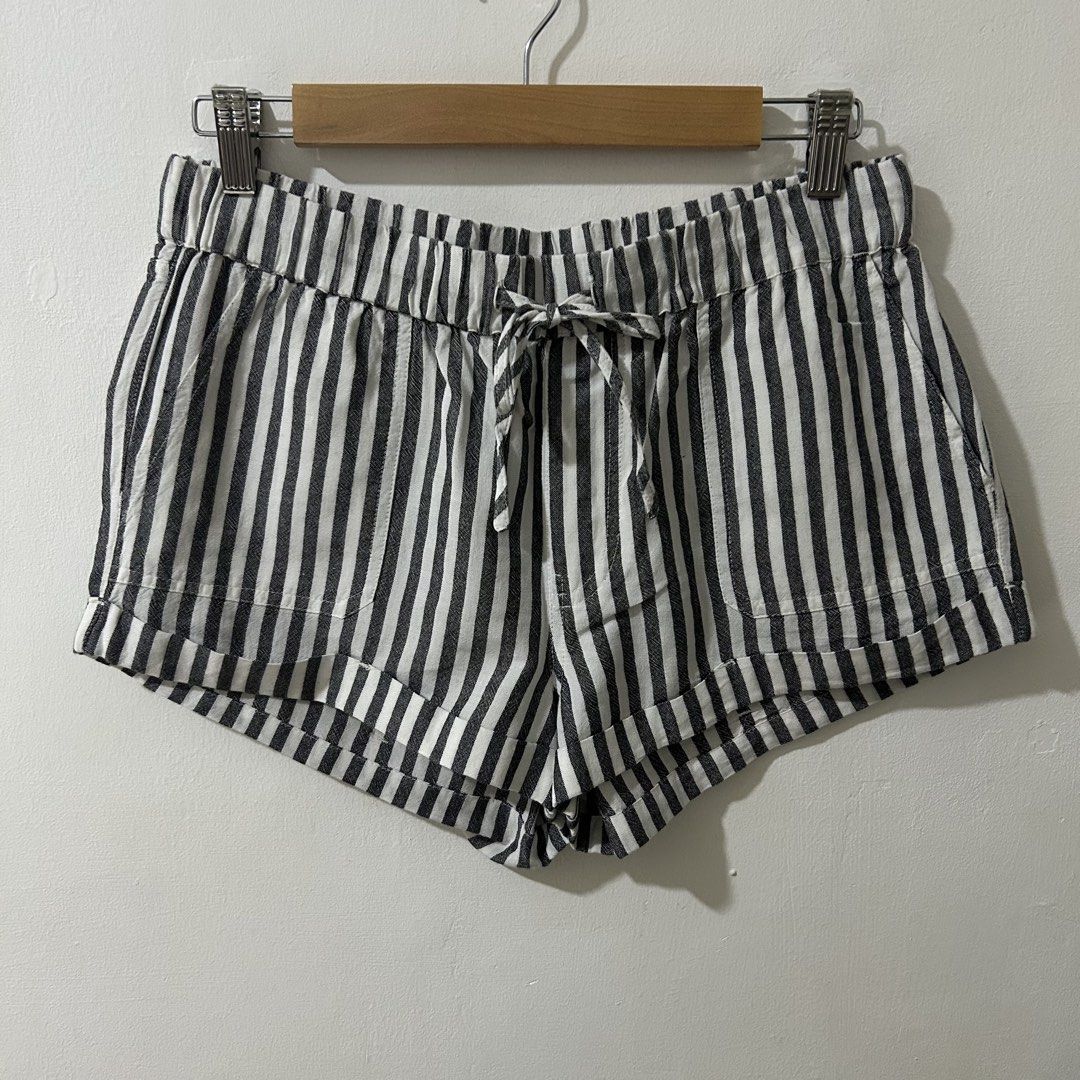 [30-32”] VOLCOM Viscose Cotton Blend Striped Pull On Drawcord Rolled Cuff Shorts (Category: Shorts) located in Tanza. Submitted by shop_qrated (Listing ID 1464427782, Image 2). Description: VOLCOM Viscose Cotton Blend Striped Pull On Drawcord Rolled Cuff Shorts. Fits 30-32” waistline via medida. Clean and ready to wear. Please see photos for the flaw (inner flaw only)..