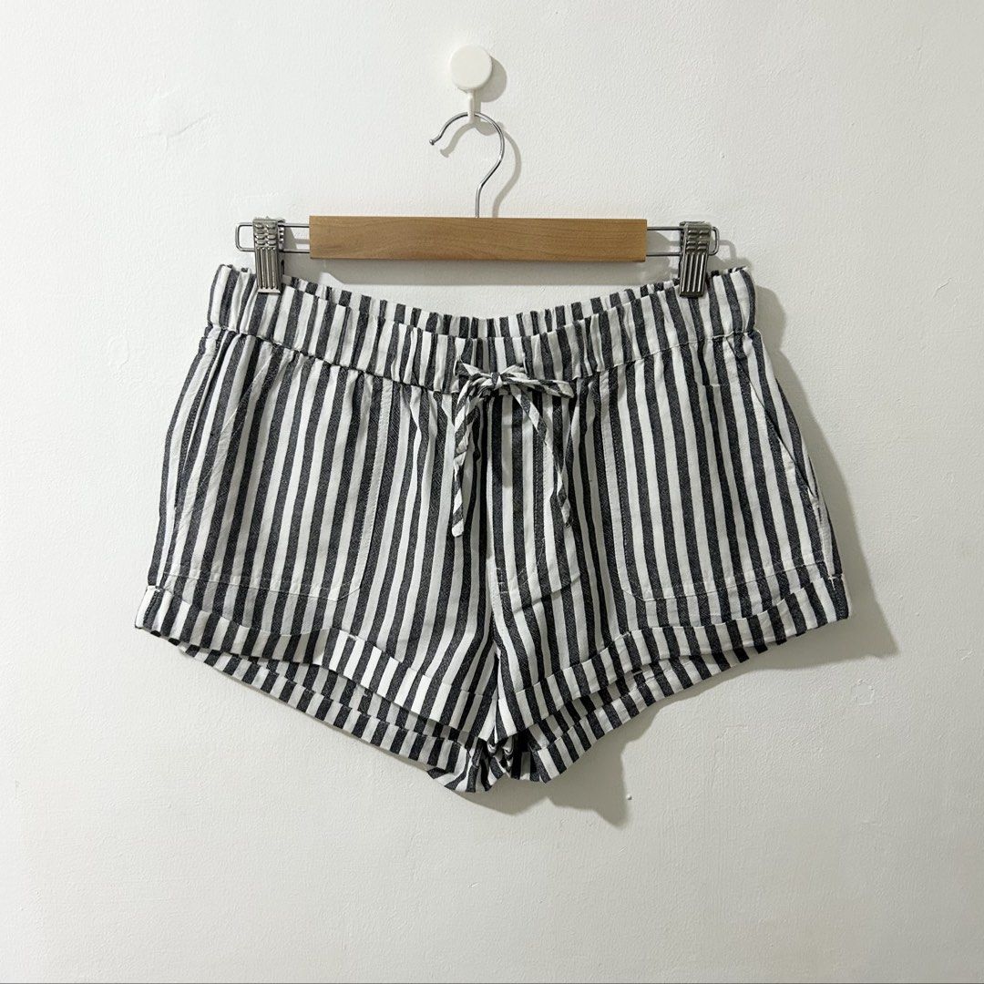 [30-32”] VOLCOM Viscose Cotton Blend Striped Pull On Drawcord Rolled Cuff Shorts (Category: Shorts) located in Tanza. Submitted by shop_qrated (Listing ID 1464427782, Image 1). Description: VOLCOM Viscose Cotton Blend Striped Pull On Drawcord Rolled Cuff Shorts. Fits 30-32” waistline via medida. Clean and ready to wear. Please see photos for the flaw (inner flaw only)..