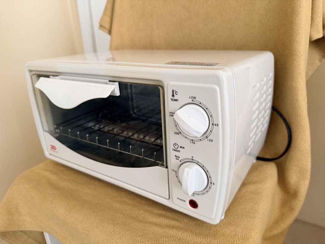 3D Mini Oven Toaster (Category: Ovens & Toasters) located in Makati City. Submitted by viajero_republic (Listing ID 1464405469, Image 1). Description: White mini oven toaster. Has temperature and timer controls. The timer goes up to 15 minutes or stay on. Power indicator light. Great for small kitchens or dorm rooms. Works well. In great condition..