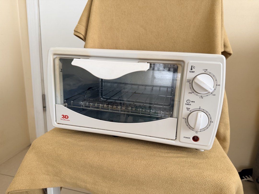 3D Mini Oven Toaster (Category: Ovens & Toasters) located in Makati City. Submitted by viajero_republic (Listing ID 1464405469, Image 2). Description: White mini oven toaster. Has temperature and timer controls. The timer goes up to 15 minutes or stay on. Power indicator light. Great for small kitchens or dorm rooms. Works well. In great condition..