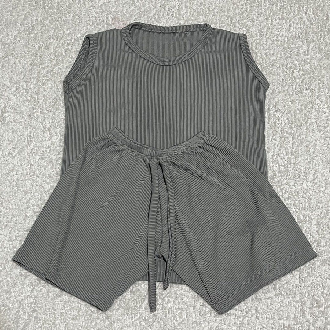 3pcs Sando Terno (Category: Babies & Kids Fashion) located in Pasig City. Submitted by ela_zen15 (Listing ID 1464398057, Image 2). Description: 3 pcs Sando Terno Gray, White, Mustard Take all for only 250 Can do lalamove sagot nyo po sf.