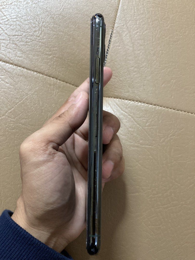 512GB (Category: iPhone 11 Series) located in Antipolo. Submitted by KuyaC (Listing ID 1464414968, Image 3). Description: ₱16,000 iPhone 11 Pro Max No hidden issue or history of repair Crack is on tempered glass only, not the screen 512gb / Compatible to any sim card 71% Battery Health.