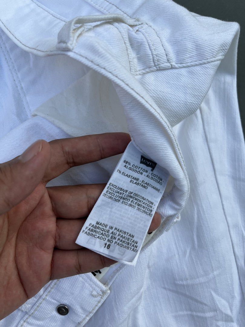 515 LEVI’S BERMUDA SHORT (Category: Shorts) located in Quezon City. Submitted by kentstuff (Listing ID 1464426360, Image 3). Description: 515w LEVI’S BERMUDA Waist: 42-44 Length: 21.5 Leg Hole: 10.5 Condition: Excellent CR: 9.8/10 Issue: washable stain.