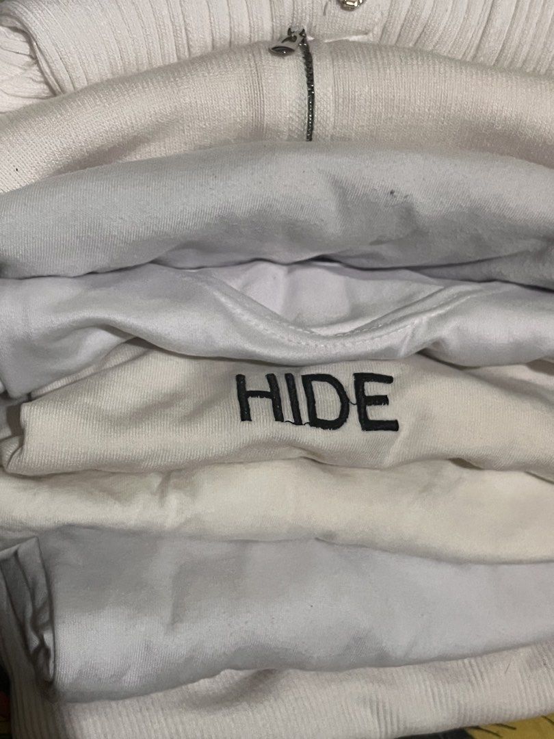 5 PIECES WHITE TOPS BUNDLE (Category: Shirts) located in Valenzuela. Submitted by saebiii01 (Listing ID 1464462592, Image 1). Description: 5 PIECES BUNDLE PF WHITE TOPS see attached photos for the tops included.