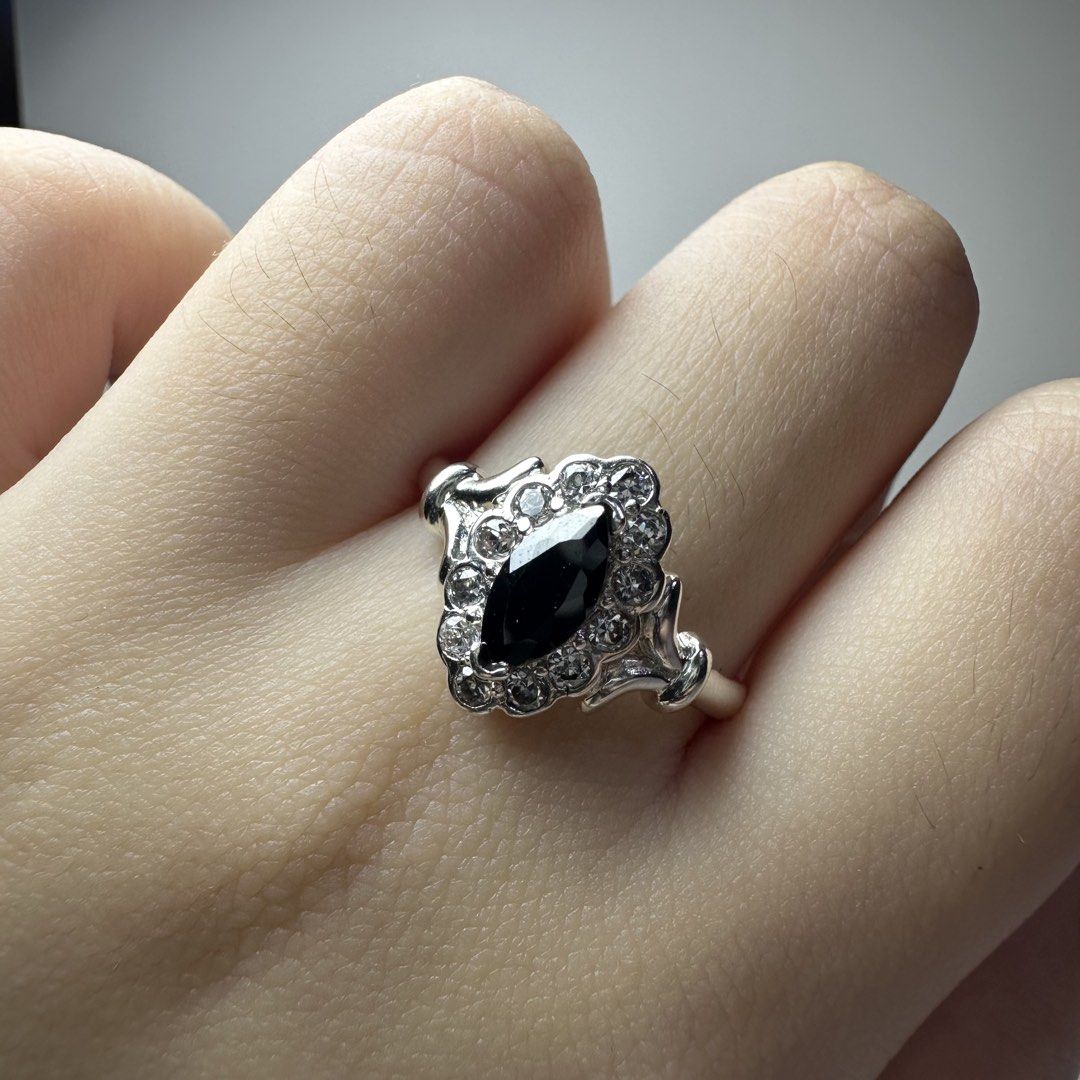 925 silver ring with black gemstone 2.1g (Category: Rings) located in Pakil. Submitted by primrosehearts (Listing ID 1464525030, Image 1). Description: authentic 925 italy silver with stamping hypoallergenic STONE UNTESTED size: 7 grams: 2.1g.
