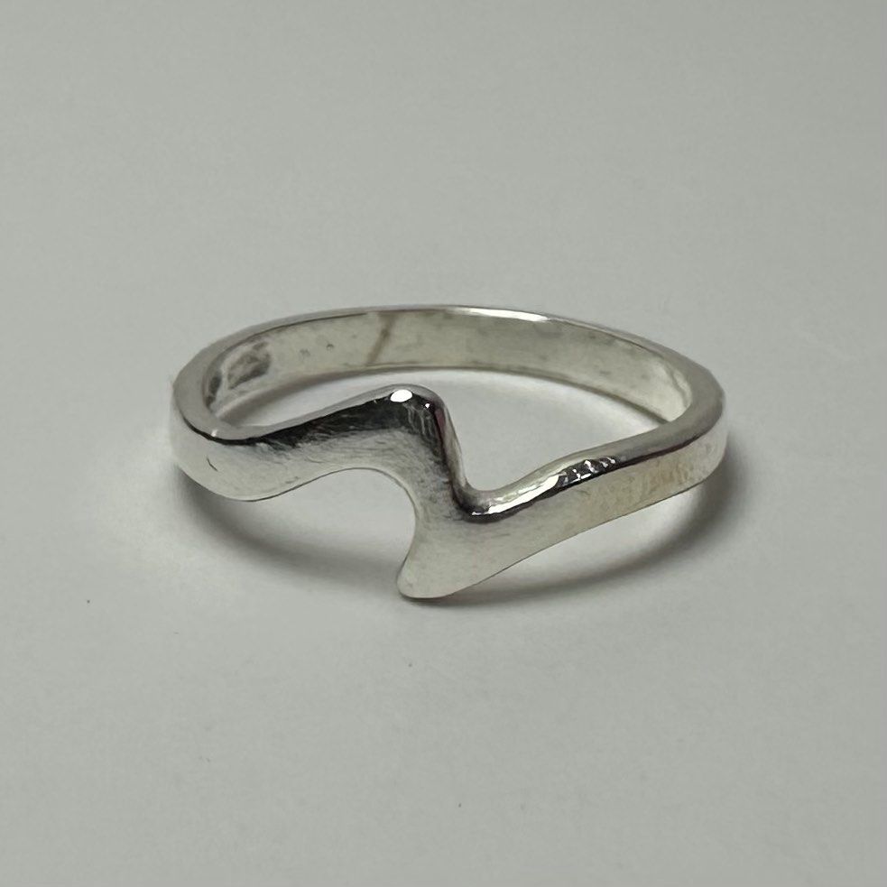 925 silver small ring 0.7g (Category: Rings) located in Pakil. Submitted by primrosehearts (Listing ID 1464524342, Image 1). Description: authentic 925 italy silver with stamping hypoallergenic size: 3 grams: 0.7g.