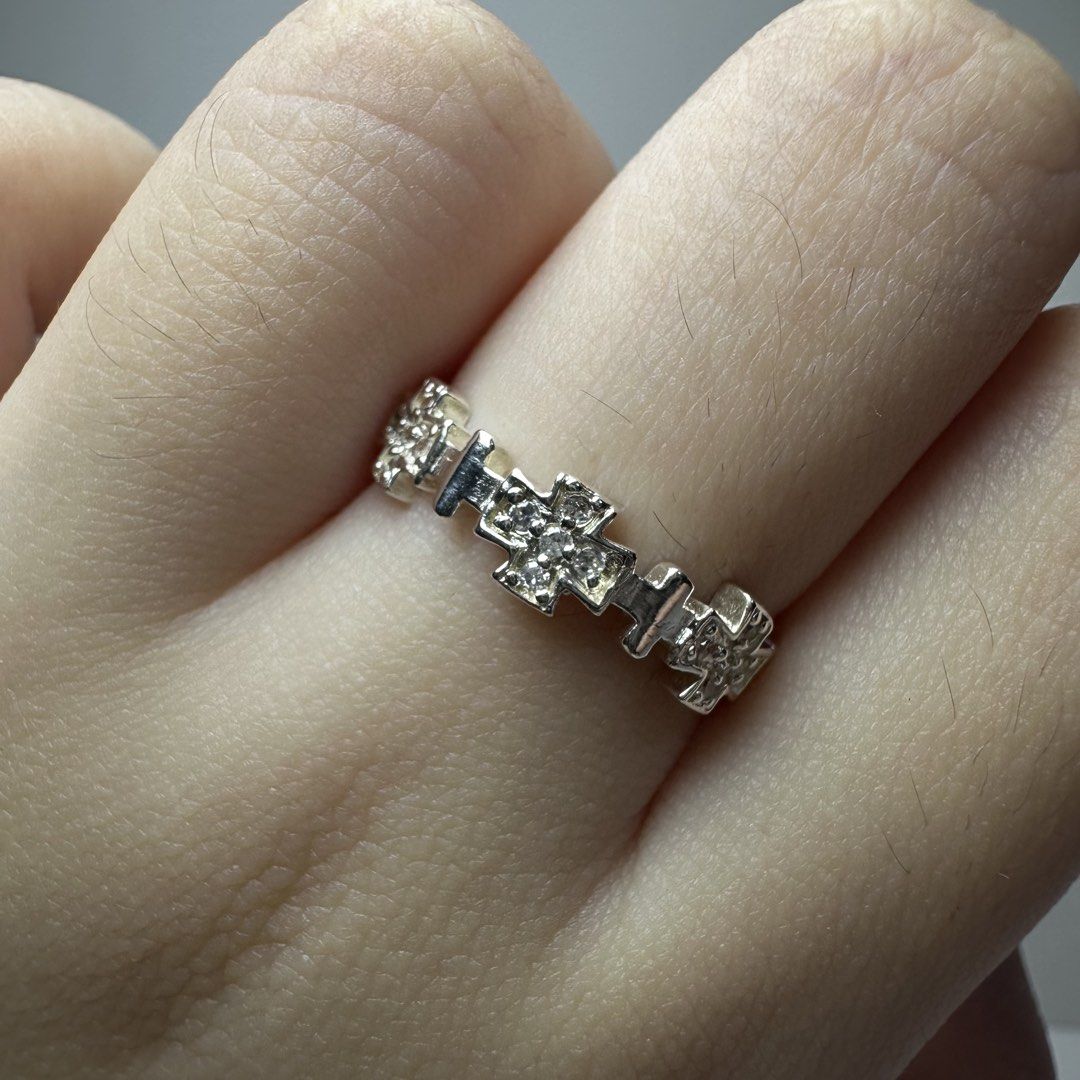 925 silver studded cross ring (Category: Rings) located in Pakil. Submitted by primrosehearts (Listing ID 1464523718, Image 1). Description: authentic 925 italy silver with stamping hypoallergenic available in multiple sizes prices may vary according to grams .