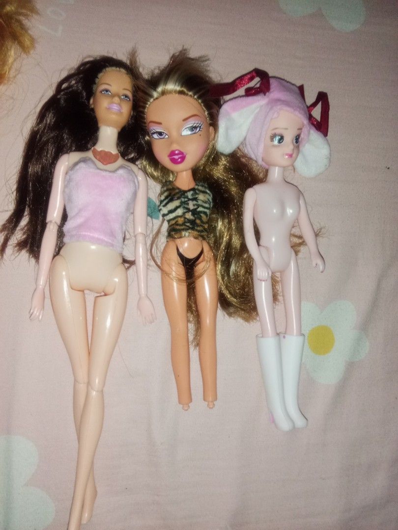 ୨୧ ¡!FLAWED!¡ Barbie & Bratz bundle! (Category: Designer & Blind Box Toys) located in Caoayan. Submitted by miss.sophisticated (Listing ID 1464459522, Image 3). Description: wysiwyg -- these are the only remaining dolls I have (that I know of. but if I do find one I will include it as a freebie.) ; I no longer collect dolls na + I'll use the money to buy myself a new phone for an upgrade. 8 BUNDLES OF GIRLIES [good for; repainting, rerooting, and