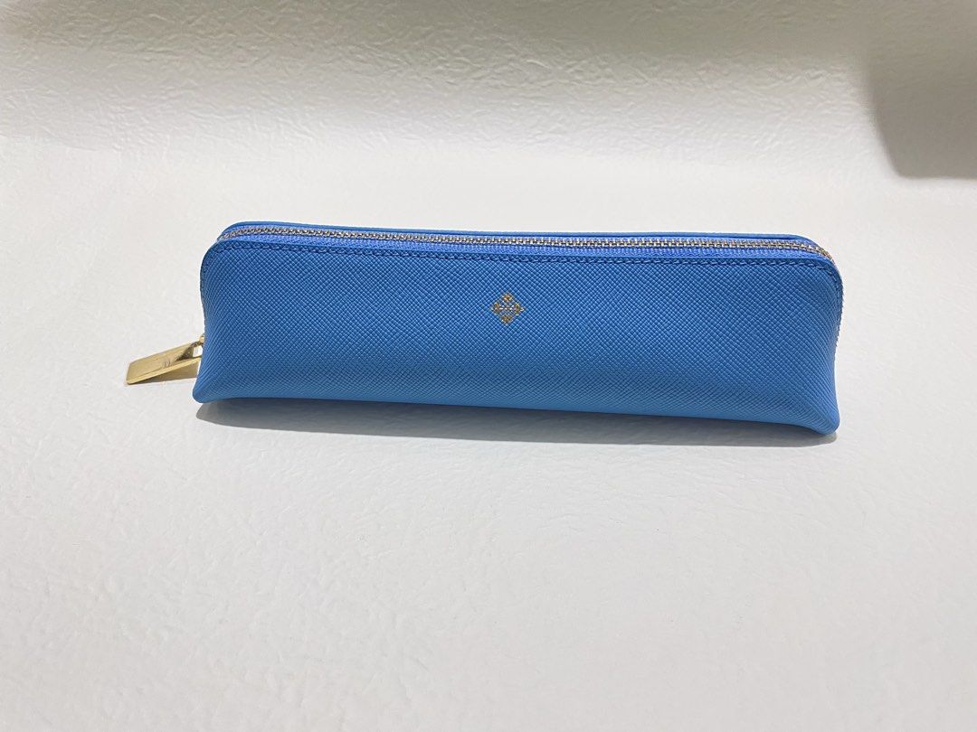 全新 Patek Philippe (PP) 百達翡麗 原廠真皮筆袋/眼鏡盒/收納袋 (天藍/亮藍色) （分類：手袋及銀包）位於 Hong Kong。 由 westtempo 提交（商品編號 1464445026，圖片 1）。簡介： 全新 Patek Philippe (PP) 百達翡麗 周邊 🔹 亮藍色十字紋牛皮（Saffiano Leather），壓紋細緻，意大利製造 🔹 燙金品牌 Calatrava 十字標誌，配專屬 logo 拉頭及 YKK 拉鏈 🔹 可作眼鏡盒、隨身小物收納袋或筆袋使用 🔹 100% 全新未用過，稀有款式，具收藏價值 📦 交收方式： 🔸 面交：可於 MTR 觀塘線面交 🔸 郵寄：順豐到付 / 平郵（不包郵費）。