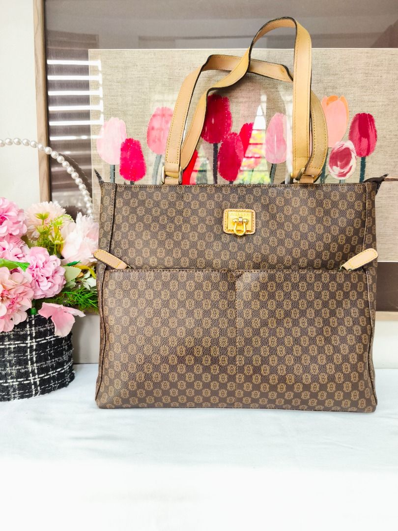 🤎 VINTAGE MONOGRAM TOTE BAG 🤎 (Category: Tote Bags) located in Valenzuela. Submitted by sakura_japan_surplus (Listing ID 1464415191, Image 1). Description: 🤎 VINTAGE MONOGRAM TOTE BAG 🤎 Classic, spacious and perfect for everyday use! This brown monogram tote features a timeless geometric pattern, sturdy handles and plenty of room for your daily essentials. ✨ Perfect for **work, school or everyday errands** — easy to style with almost anything