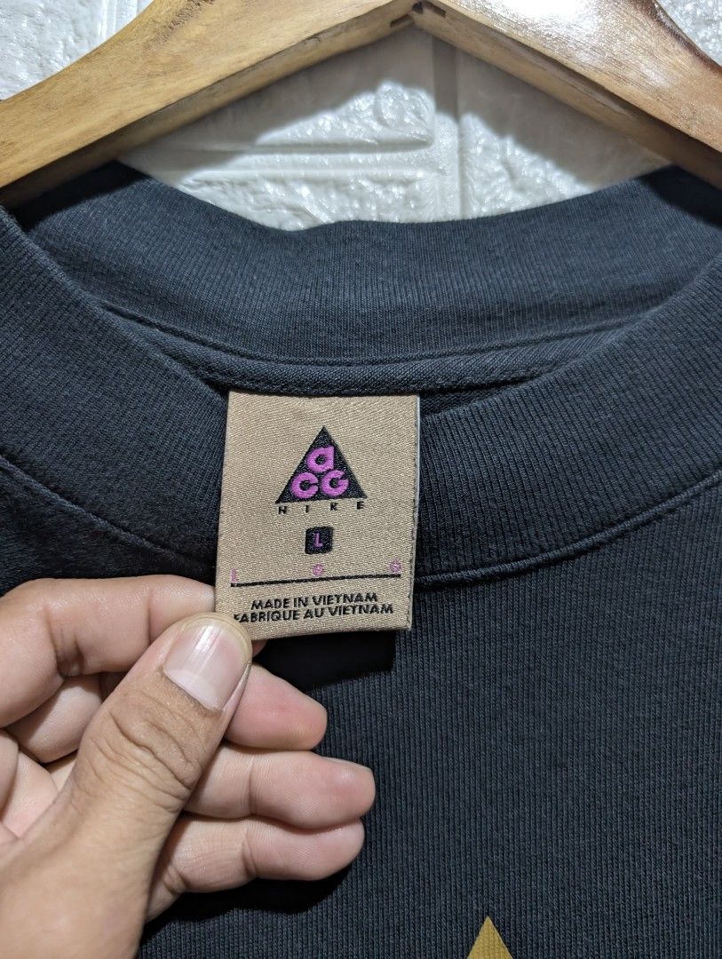 ACG SWEATSHIRT (Category: Coats, Jackets and Outerwear) located in Tacurong. Submitted by natzcorpz848973 (Listing ID 1464448313, Image 3). Description: Large 21.5W x 27.5L 9.5/10 Color rate Issue Check Back part may white fade area not visible naman masyado.