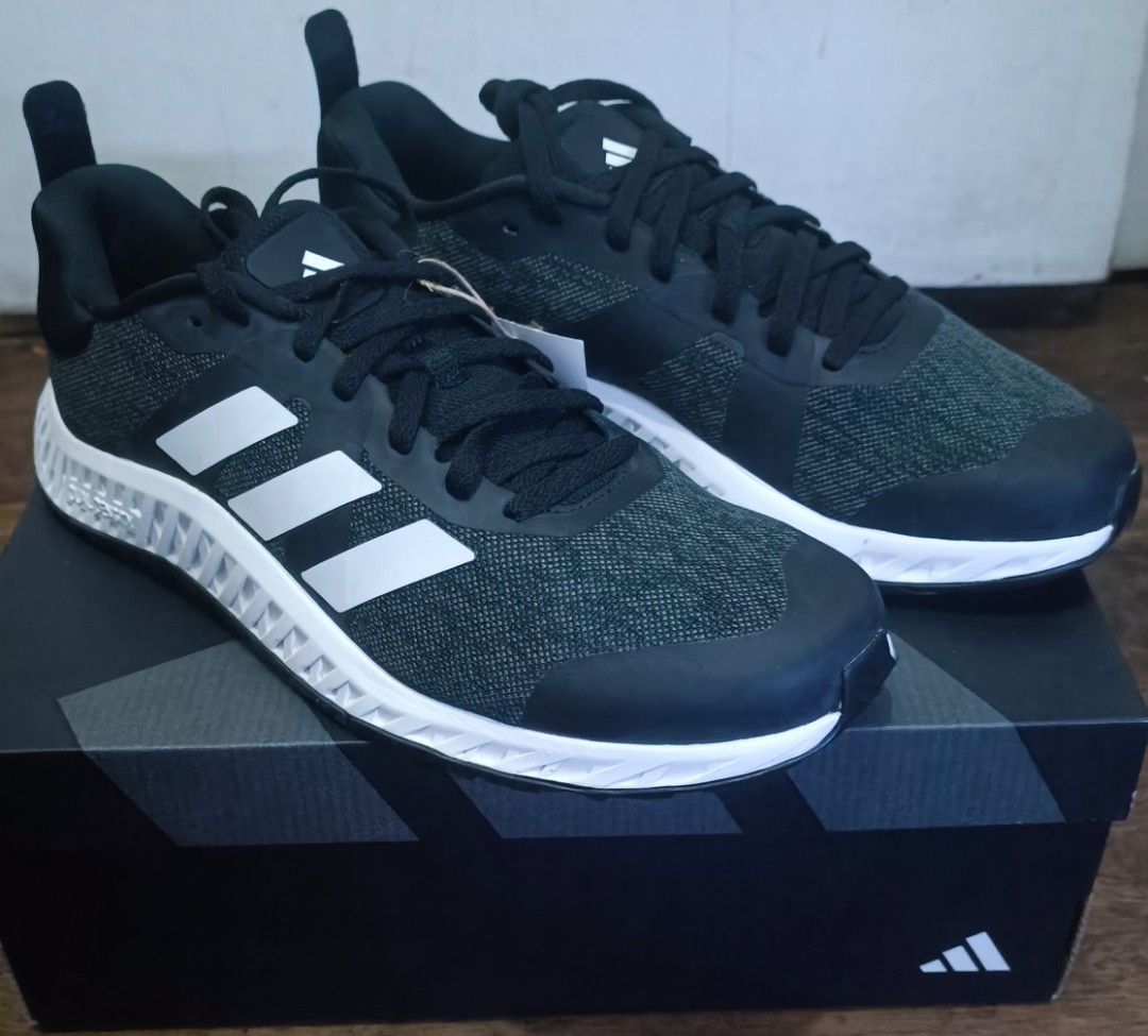 Adidas Everyset Trainer Shoes (Category: Sneakers) located in Manila. Submitted by missmariemnl (Listing ID 1464458473, Image 1). Description: - Adidas Everyset Trainer shoes - Color: Black and White - Size: US 9 (UK 8.5, EU 42.5) - Ideal for training sessions - Made in Vietnam - Includes original box - Original price: PHP 4,500.00.