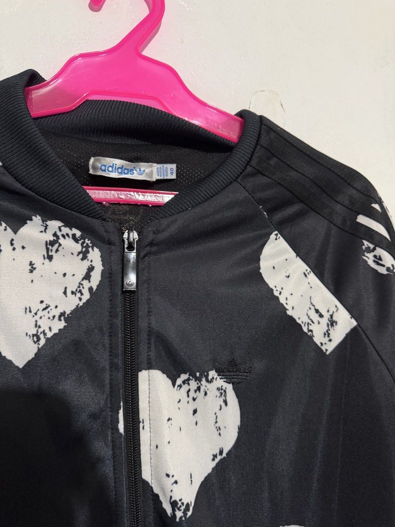 Adidas Jacket (Category: Coats, Jackets and Outerwear) located in Quezon City. Submitted by yoooitschris (Listing ID 1464456596, Image 2). Description: Adidas Jacket No issue Size M i think this fits.