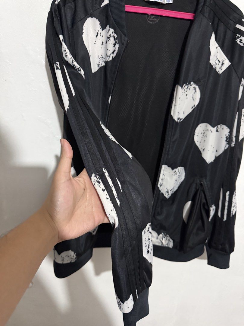 Adidas Jacket (Category: Coats, Jackets and Outerwear) located in Quezon City. Submitted by yoooitschris (Listing ID 1464456596, Image 3). Description: Adidas Jacket No issue Size M i think this fits.