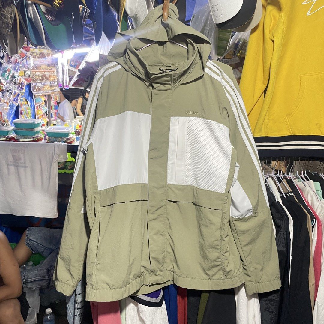 Adidas Windbreaker (Category: Coats, Jackets and Outerwear) located in Cebu City. Submitted by looted.goods (Listing ID 1464487150, Image 1). Description: 22x27 Packable Hood.