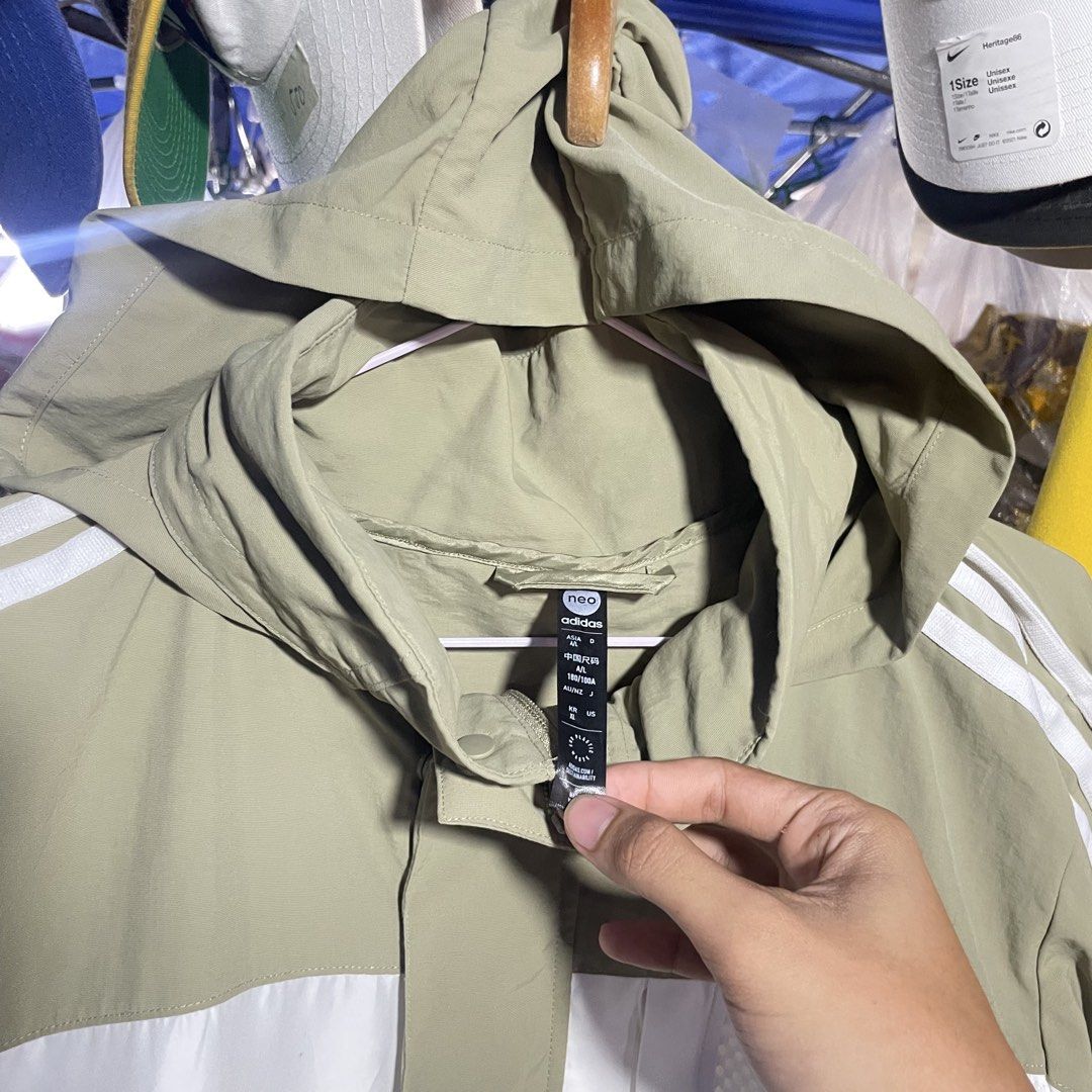 Adidas Windbreaker (Category: Coats, Jackets and Outerwear) located in Cebu City. Submitted by looted.goods (Listing ID 1464487150, Image 2). Description: 22x27 Packable Hood.