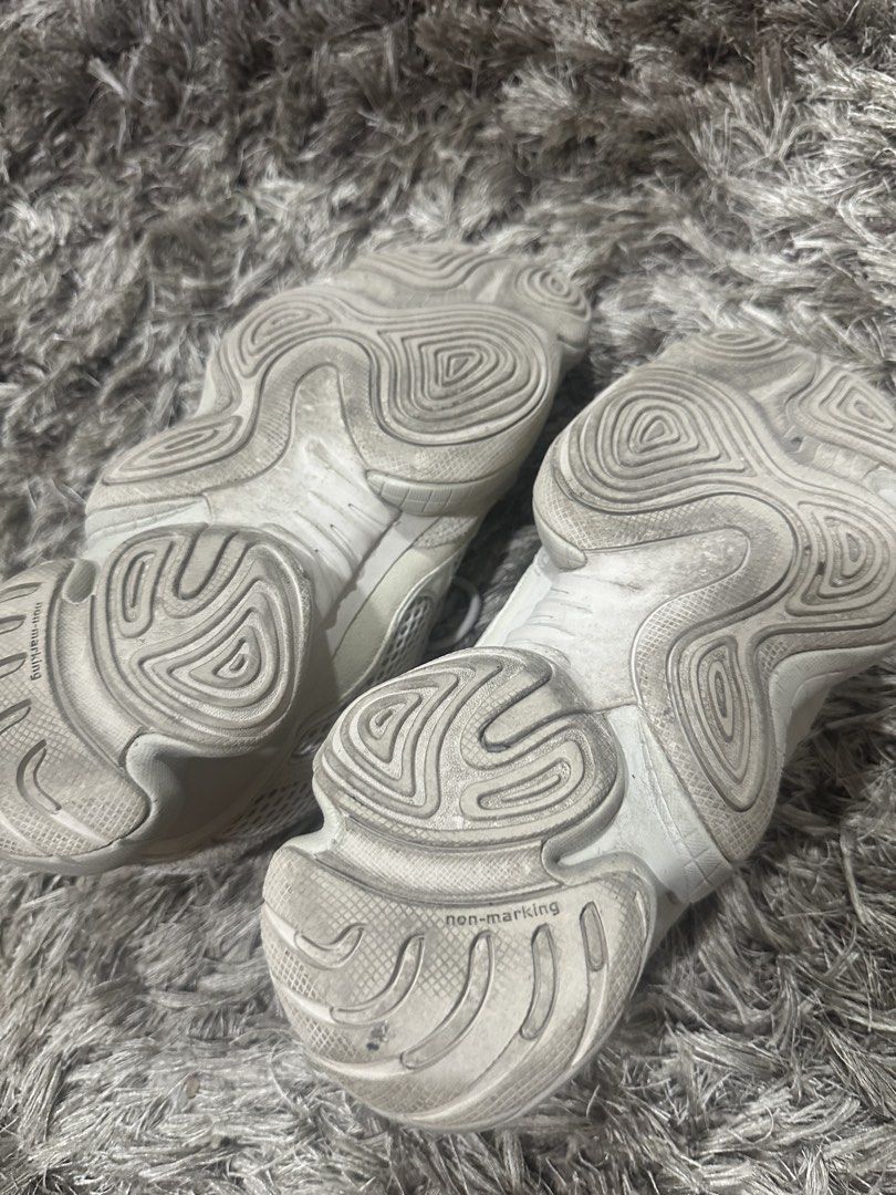 Adidas Yeezy 500 Bone White (Category: Sneakers) located in Manila. Submitted by andrew2920 (Listing ID 1464401588, Image 2). Description: Adidas yeezy 500 salt Us 9 2,300 Reason : Di na nagagamit.