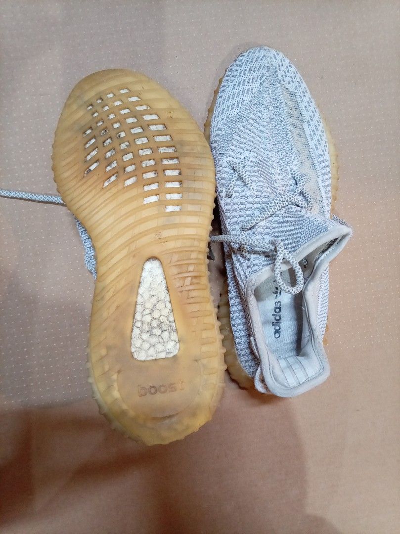 Adidas Yeezy Boost 350 V2 Light (Category: Sneakers) located in Tuguegarao City. Submitted by nibordelac60216 (Listing ID 1464375926, Image 2). Description: Size 8.5 Excellent condition No issue No box Ukay source .