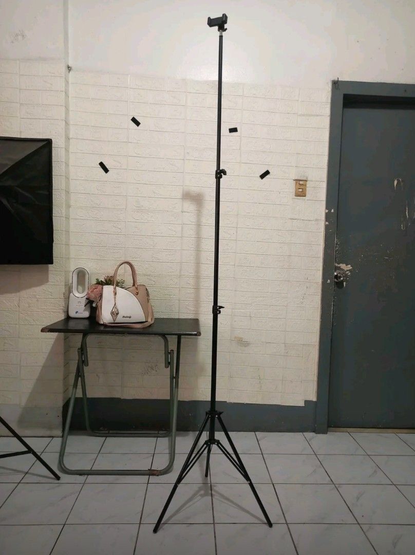 ADJUSTABLE PHONE & LIGHTTRIPOD STAND (Category: Tripods & Monopods) located in Pasig City. Submitted by jamillandingin (Listing ID 1463364393, Image 2). Description: ADJUSTABLE PHONE & LIGHT TRIPOD STAND-- ₱350 BINUKSAN LANG NEVER NAGAMIT DETAILS - Multi-purpose: Great for ring lights, phones, or lightweight cameras - Adjustable height with secure quick-flip locks. - Sturdy three-legged tripod base Perfect for live sellers, vloggers, content crea