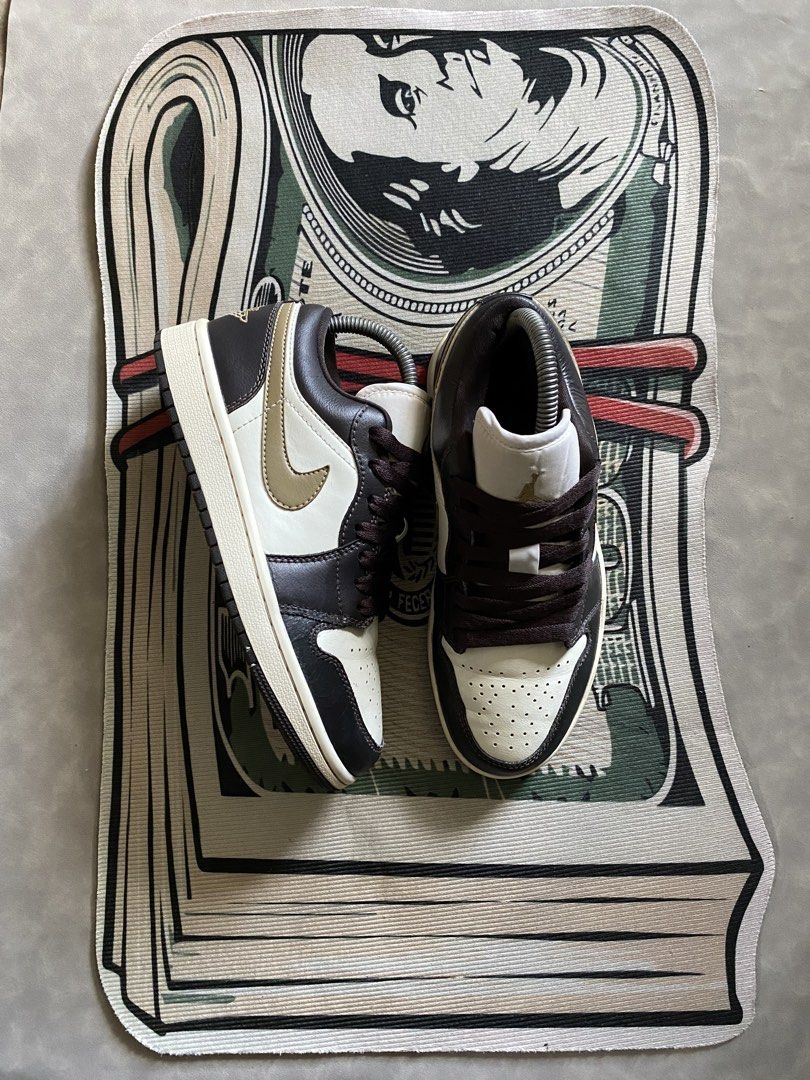 Air Jordan 1 Low 'Shadow Brown' (Category: Sneakers) located in San Carlos. Submitted by ddri.pshop (Listing ID 1464468002, Image 2). Description: size US 6.5 W / 37.5 euro / 23.5 cm very good condi (hairlines).